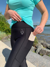 Load image into Gallery viewer, Québec, legging taille haute noir, black high waist legging, blue t-shirt, t-shirt bleu, logo, comfy, confortable, pocket, poche, t-shirt à manches courte, vêtements de sport pour femme, women's sport wear, opaque, non-transparent, doux, confortable, sèche rapidement et respire, beaux, pratiques, confortables et abordables, soft, dry fast, and breathable fabric, beautiful, comfortable, practical and affordable