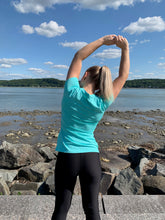 Charger l'image dans la galerie, Québec, t-shirt bleu manche courte, blue t-shirt, black high waist legging, legging noir à taille haute, poches, pocket, vêtements de sport pour femme beaux, pratiques, confortables et abordables. Soft, comfortable, dry fast, and breathable fabric, women's sportwear, beautiful, practical and affordable