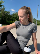 Charger l'image dans la galerie, Québec, t-shirt gris manche courte, gray t-shirt, black high waist legging, legging noir à taille haute, poches, pocket, vêtements de sport pour femme beaux, pratiques, confortables et abordables. Soft, comfortable, dry fast, and breathable fabric, women's sportwear, beautiful, practical and affordable