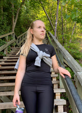 Charger l'image dans la galerie, Québec, t-shirt noir manche courte, black t-shirt, black high waist legging, legging noir à taille haute, poches, pocket, vêtements de sport pour femme beaux, pratiques, confortables et abordables. Soft, comfortable, dry fast, and breathable fabric, women's sportwear, beautiful, practical and affordable