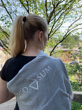 Charger l'image dans la galerie, Coton ouaté gris, gray hoodie, nature, EgoSum Sport, logo, doux, confortable, il sèche rapidement et respire, vêtements de sport pour femme beaux, pratiques, confortables et abordables. Soft, comfortable, dry fast, and breathable fabric, women's sportwear, beautiful, practical and affordable, t-shirt noir, black t-shirt