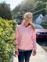 Charger l'image dans la galerie, Coton ouaté rose à capuchon, pink hoodie with cap, activité physique, physical activity, outdoor, extérieur, Québec, doux, confortable, il sèche rapidement et respire, vêtements de sport pour femme beaux, pratiques, confortables et abordables. Soft, comfortable, dry fast, and breathable fabric, women's sportwear, beautiful, practical and affordable