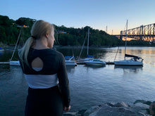 Load image into Gallery viewer, Québec, manches longues, long sleeves, doux, confortable, sèche rapidement et respire, beaux, pratiques, confortables et abordables, soft, dry fast, and breathable fabric, beautiful, comfortable, practical and affordable, black high waist legging, legging noir à taille haute, poches pockets, dos ouvert, open back