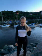 Load image into Gallery viewer, Québec, manches longues, long sleeves, doux, confortable, sèche rapidement et respire, beaux, pratiques, confortables et abordables, soft, dry fast, and breathable fabric, beautiful, comfortable, practical and affordable, black high waist legging, legging noir à taille haute, poches pockets