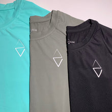 Charger l'image dans la galerie, Québec, t-shirt bleu manche courte, blue t-shirt, vêtements de sport pour femme beaux, pratiques, confortables et abordables. Soft, comfortable, dry fast, and breathable fabric, women's sportwear, beautiful, practical and affordable, 3 colors, t-shirt gris manches courtes, gray t-shirt, t-shirt noir manches courtes, black t-shirt, logo