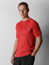 Load image into Gallery viewer, T-shirt ajusté rouge à manches courtes