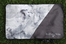 Load image into Gallery viewer, serviette nerka, nerka towel, grass, gazon, gris, gray, Québec, vêtements de sport pour femme beaux, pratiques, confortables et abordables. Soft, comfortable, dry fast, and breathable fabric, women's sportwear, beautiful, practical and affordable, accessories, accessoire, absorbent, absorbante, fait au québec, made in quebec