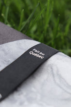 Load image into Gallery viewer, serviette nerka, nerka towel, grass, gazon, gris, gray, Québec, vêtements de sport pour femme beaux, pratiques, confortables et abordables. Soft, comfortable, dry fast, and breathable fabric, women's sportwear, beautiful, practical and affordable, accessories, accessoire, absorbent, absorbante, fait au québec, made in quebec