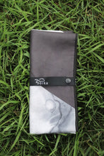 Load image into Gallery viewer, serviette nerka, nerka towel, grass, gazon, gris, gray, Québec, vêtements de sport pour femme beaux, pratiques, confortables et abordables. Soft, comfortable, dry fast, and breathable fabric, women's sportwear, beautiful, practical and affordable, accessories, accessoire, absorbent, absorbante, fait au québec, made in quebec